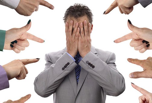 Pessoas-apontando-dedo