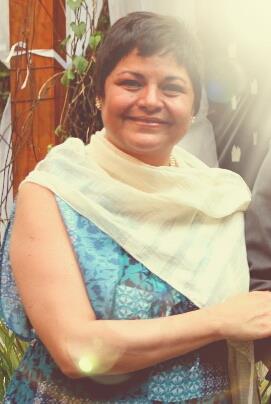 Mulher sentada sorrindo

Descrição gerada automaticamente